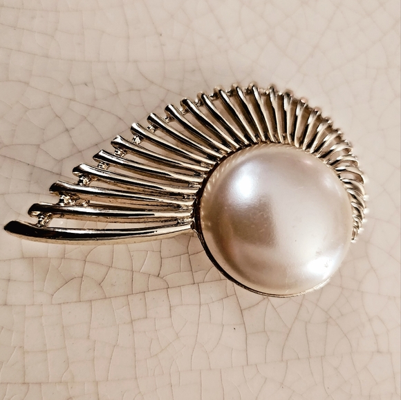 Vintage 1950s Sarah Conventry Large Pearl Flight Brooch, coastal grandma, estate - Picture 4 of 6